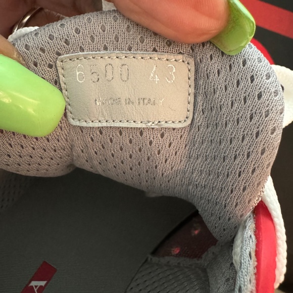 Prada - Picture 4 of 4